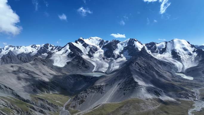 天山山脉雪山