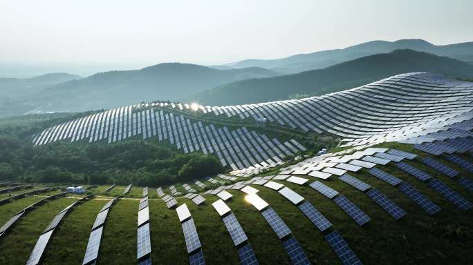 山坡上的太阳能光伏发电站航拍