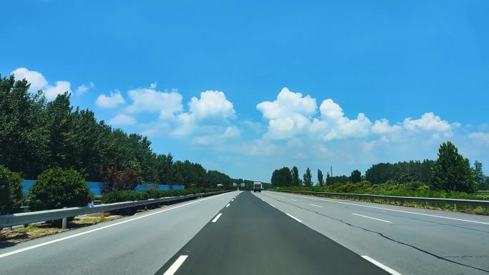 汽车高速公路行驶第一视角蓝天白云5