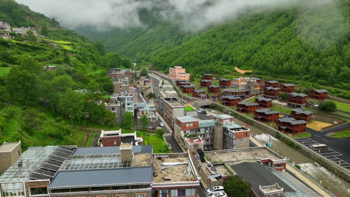 航拍云雾缭绕下的四川阿坝四姑娘山镇风光