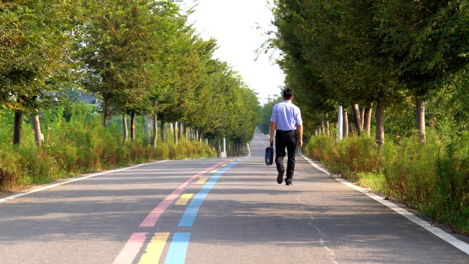 骑电动车乡村道路乡村振兴村干部走访农村