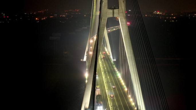 4k航拍润扬大桥夜景车流灯光行驶桥梁运输