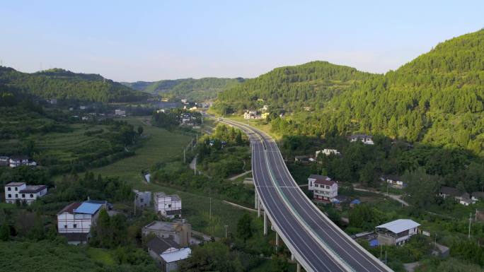 航拍青山间一级公路