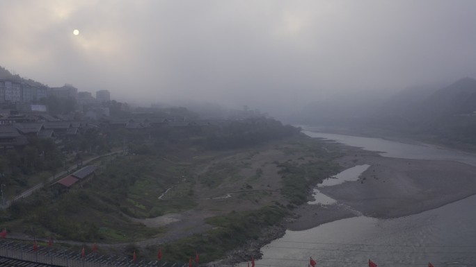 大山里清晨雾气中的古村落