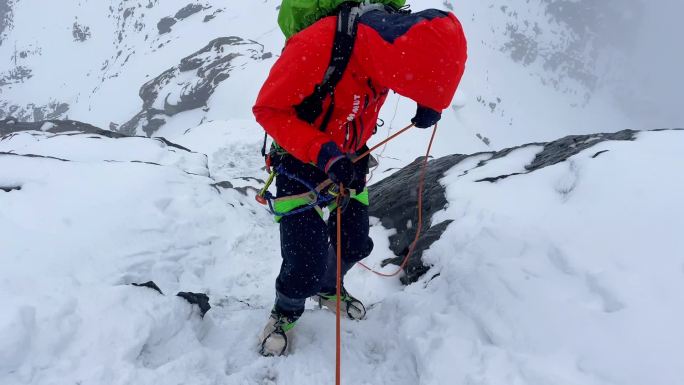 四川甘孜攀登乌库楚雪山的登山者用绳索下降