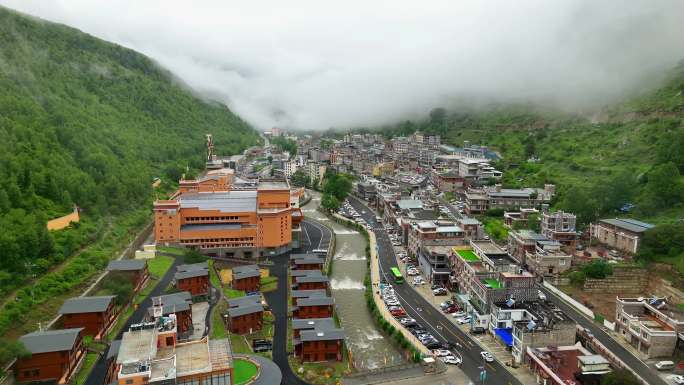 航拍云雾缭绕下的四川阿坝四姑娘山镇风光