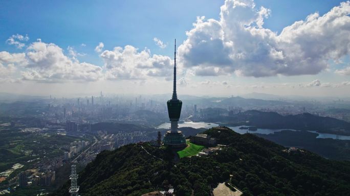 航拍深圳梧桐山电视塔看深圳市区