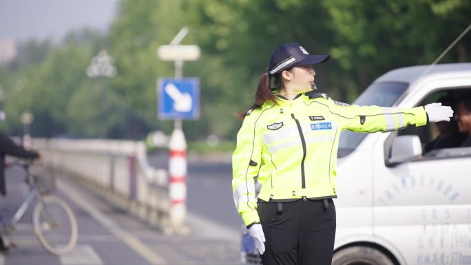 女警指挥交通