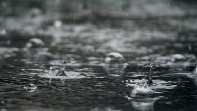 下雨天的天桥，雨滴，雨天行人