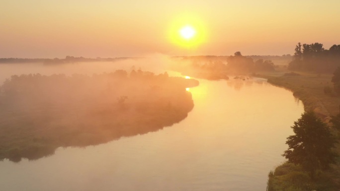 无人驾驶航空拍摄的覆盖着晨雾的天然河流