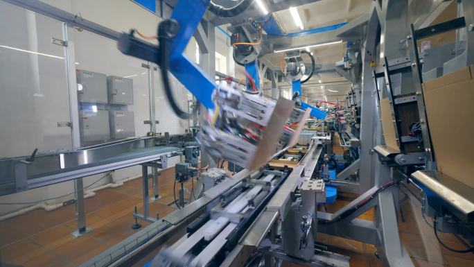 工厂机器生产纸箱