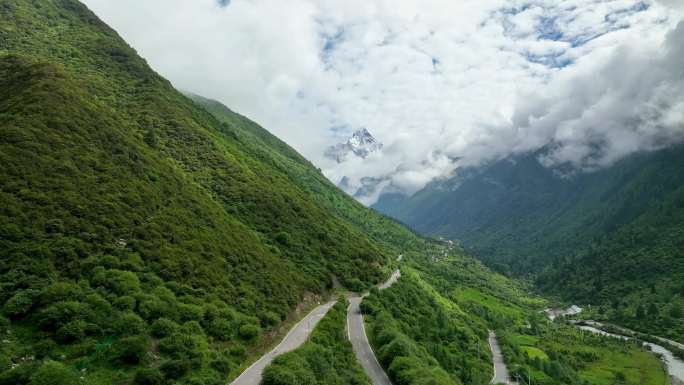 航拍四川阿坝四姑娘山景区云海中幺妹峰