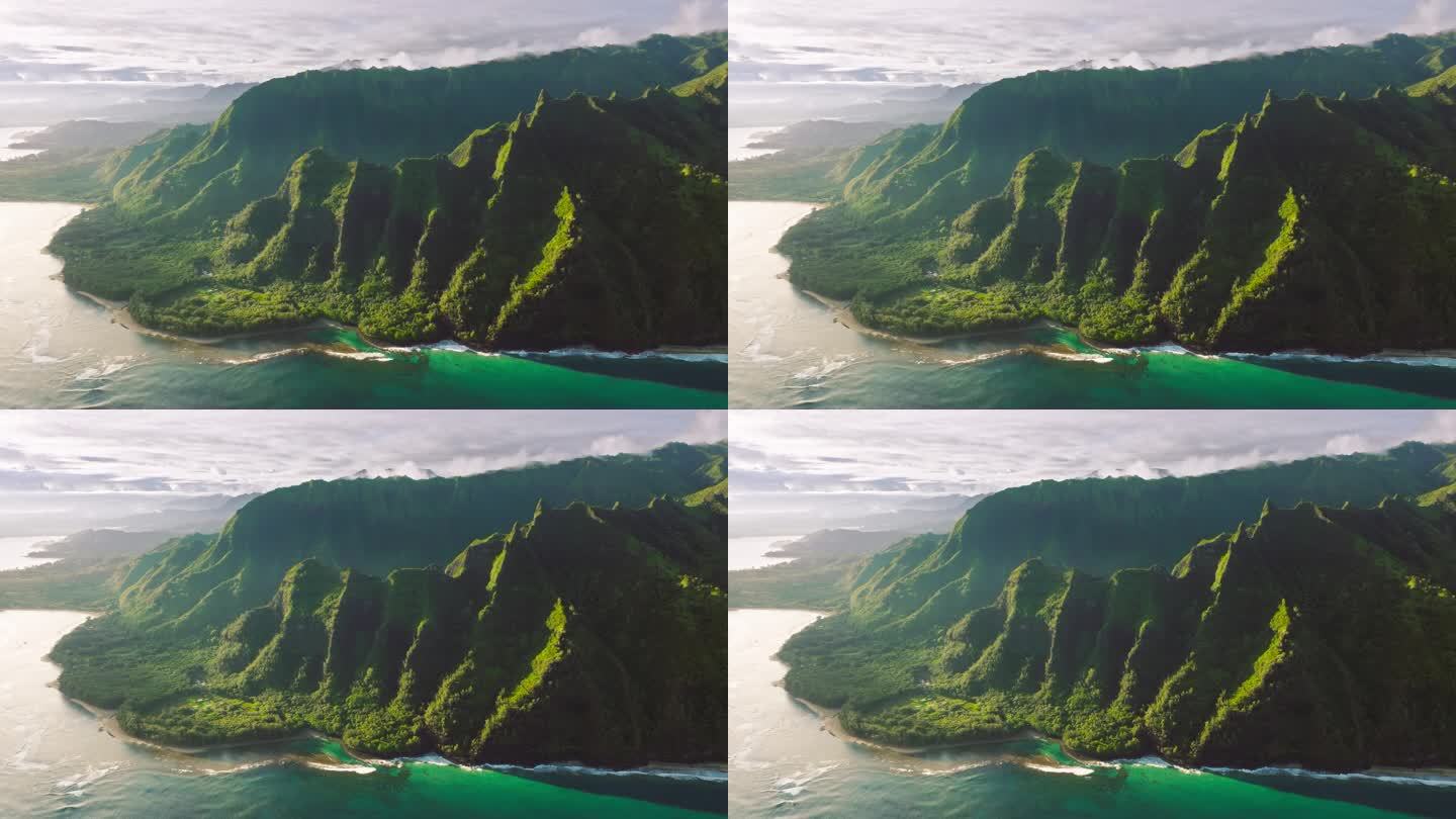 夏威夷热带岛屿考艾岛的空中纯净自然环境。世界著名海岸线的电影自然空中。户外冒险梦想旅行。史诗绿色丛林