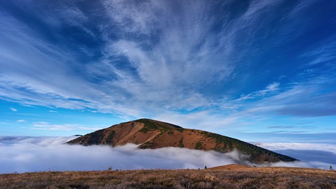 逆云在国家公园的山顶周围移动。放大