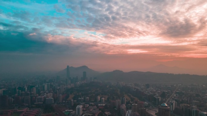 来自智利圣地亚哥金融中心的云彩带来的空中落日