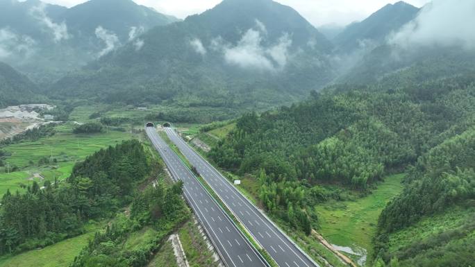 高速公路航拍森林公路云雾道路雨后隧道公路