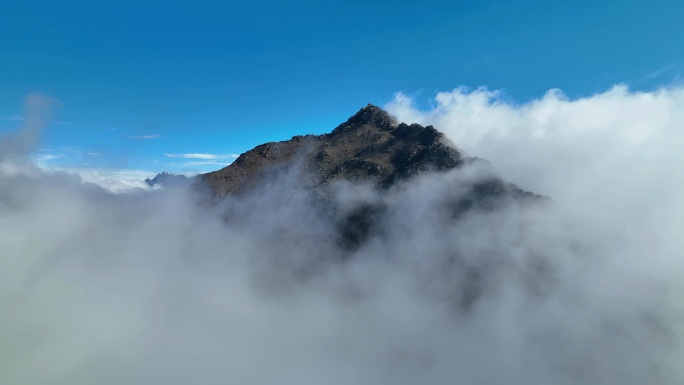 航拍云雾中的四川阿坝巴朗山垭口群峰
