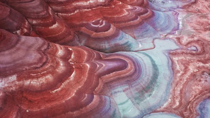 红色，粉红色和蓝色的沙漠看起来像水波表面背景