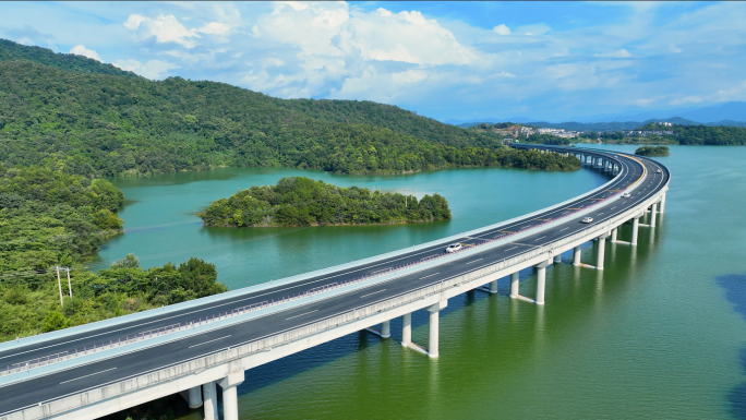 水上高速公路穿过湖泊交通航拍