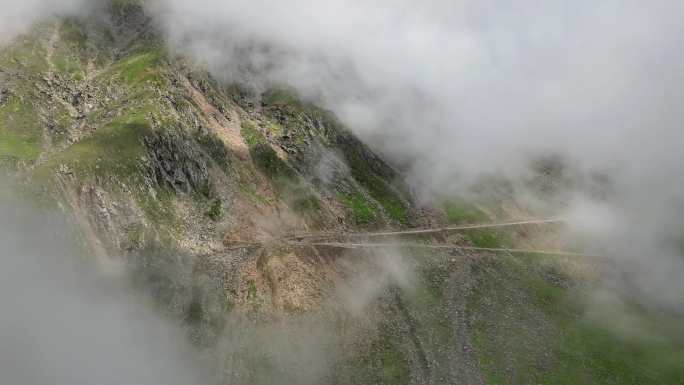 航拍四川阿坝巴朗山垭口草原云海风光