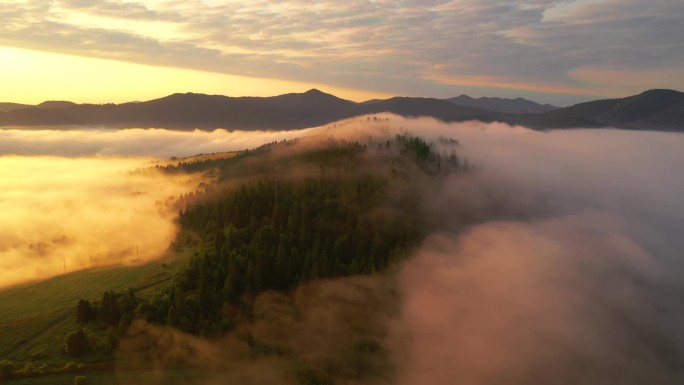鸟瞰着覆盖着高山的浓雾,鸟瞰着壮丽的景色.以，无人驾驶视频拍摄.