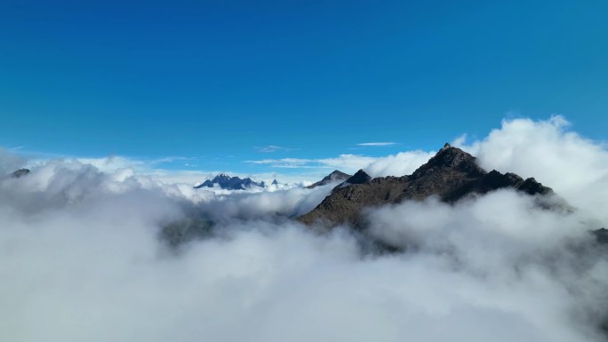 航拍云雾中的四川阿坝巴朗山垭口雪山群峰