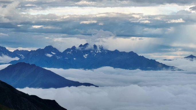 航拍清晨阿坝小金大哇梁子垭口高山云海风光