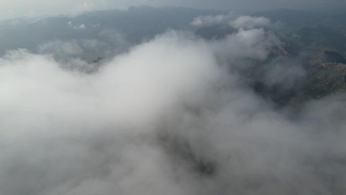 无人机穿云