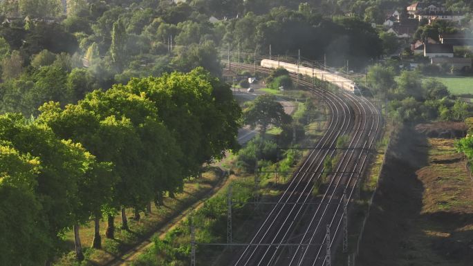 高速客运列车在铁路上行驶的空中景象.高角线通过高速列车在农村夏季乡村景观.列车运动空中视图,视差效应