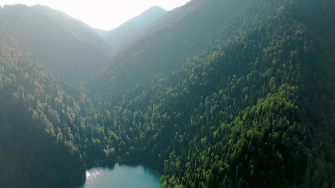 山湖与碧绿的水和绿色的树木。美丽的夏季风景与山脉，森林和湖泊。航空  视图。无人机在美丽的山林湖上拍