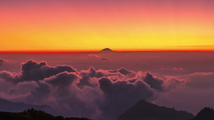 日落在山和云彩之下在火山贡的背景在巴厘岛, 印度尼西亚