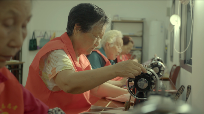 社区老人踩缝纫机志愿者互助公益缝缝补补