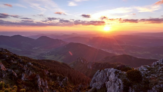 喀尔巴阡山乡村岩石山中的日落或日出。阳光，五彩斑斓的岩石，长满了矮松树。时间超过，放大 