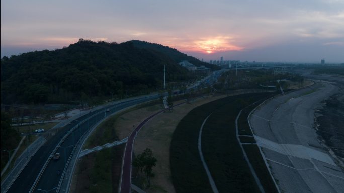 西山脚下枯水期河流