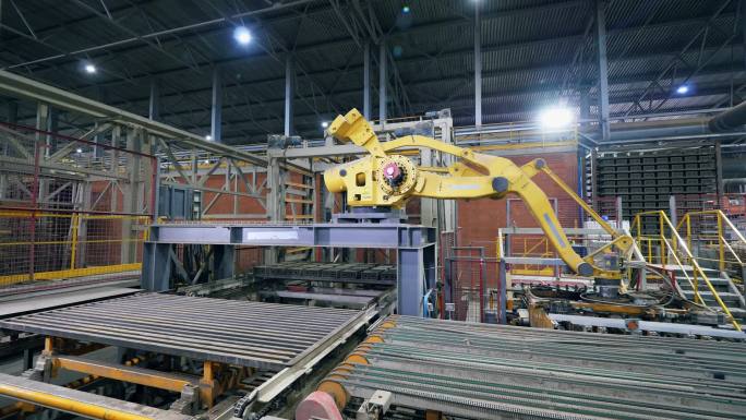 工厂设施中的现代工业机械臂.