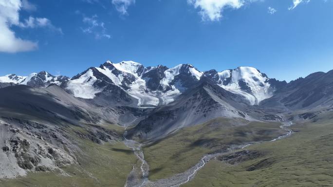 草原雪山