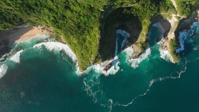 令人惊叹的悬崖和大海，从空中俯瞰巴厘岛的海浪