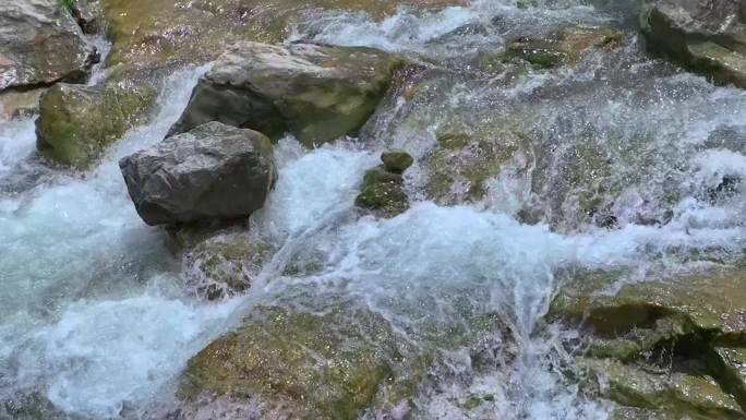 航拍山间里的溪水慢镜头240帧