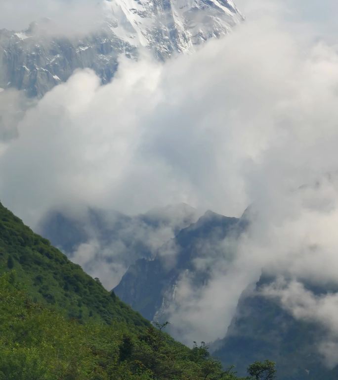 四川阿坝四姑娘山幺妹峰延时风光