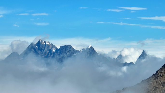 航拍云雾中的四川阿坝巴朗山垭口雪山群峰