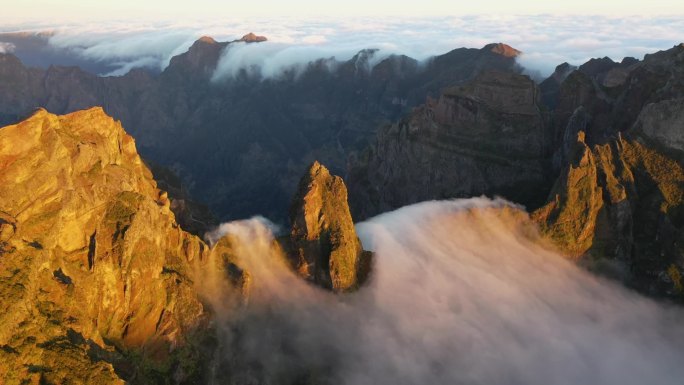 马德拉 (Madeira) 一块名为Ninho da Manta的岩石中的出色航拍画面，大雾弥漫。