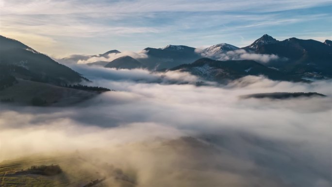 雾蒙蒙的山景空中全景，雾蒙蒙的云彩在美丽的自然中快速移动，在金色的日出中飞逝。时间飞逝，时间飞逝，旅