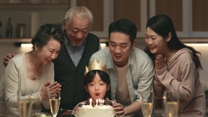 亚洲三代家庭在家庆祝小女孩生日