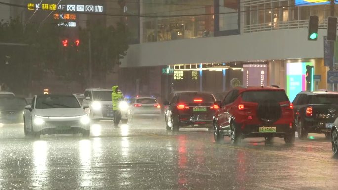 暴雨中交警指挥交通