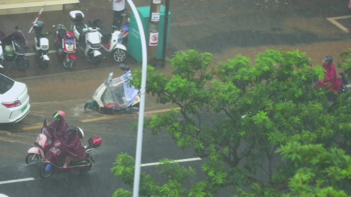 暴雨中街景