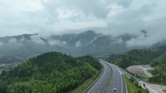 森林公路航拍雨后森林高速公路树林云雾风景