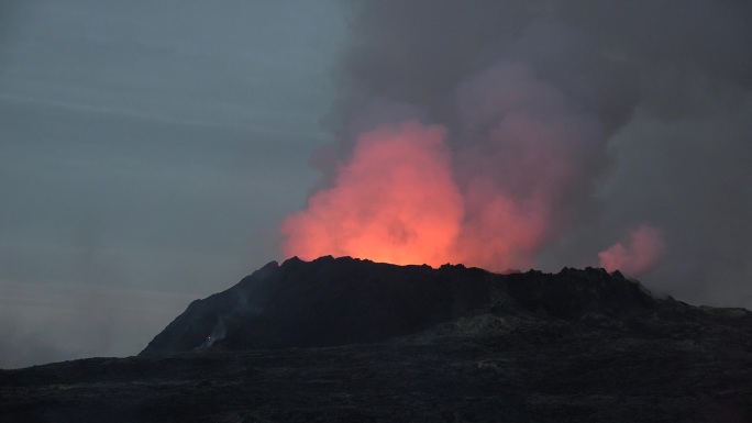 冰岛。在冰岛雷克雅未斯半岛的Geldingadalur火山喷发。熔岩和火山口的流动。