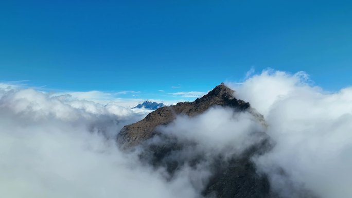 航拍云雾中的四川阿坝巴朗山垭口雪山群峰