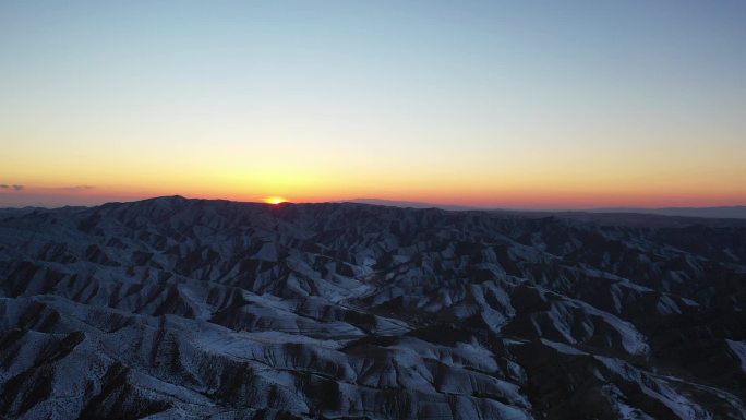 落日雪山航拍