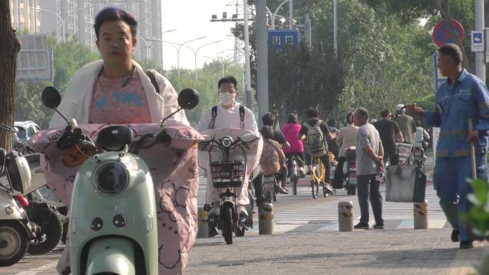 上班城市人文骑车交通行人汽车打拼马路炎热